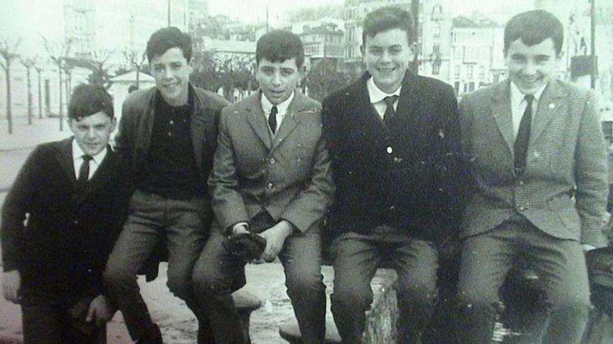 Juan Luis, primero por la izquierda, con un grupo de amigos en los jardines de La Marina.