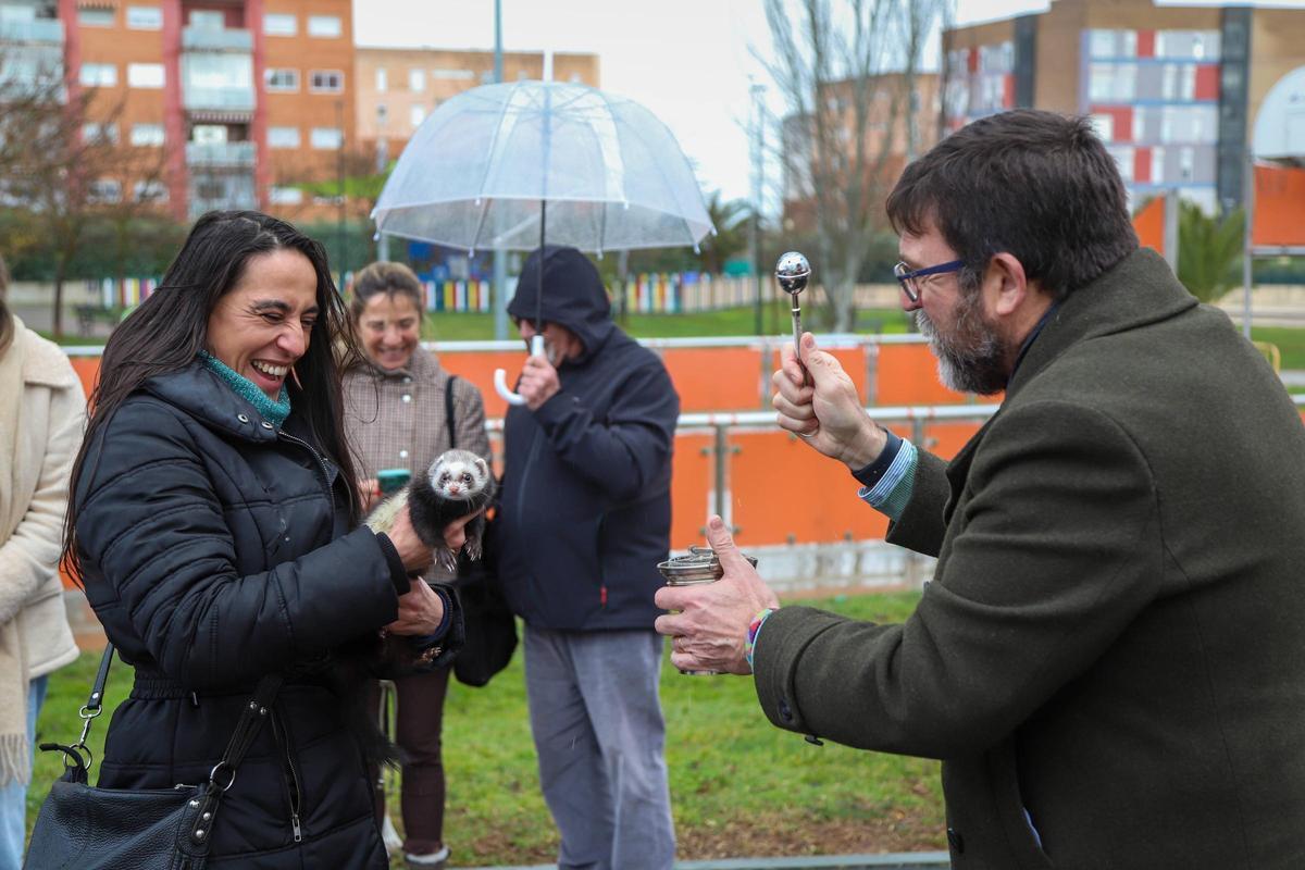 El sacerdote Manuel Fernández Rico bendice un hurón.