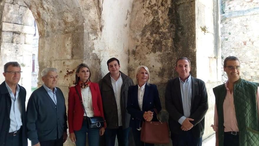 Polítics del PP amb representants del Consorci del castell.