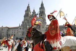Santiago reunió 20 Entroidos Tradicionales de Galicia en un desfile que puso en valor la diversidad de esta celebración