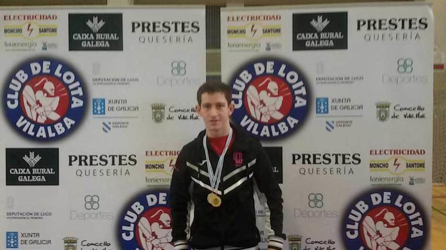 Adrián Imedio con las dos medallas conseguida en Galicia.