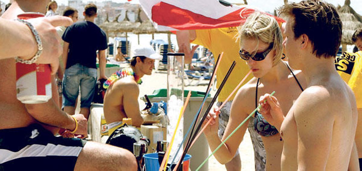Alemanes bebiendo por cubos en la Playa de Palma.