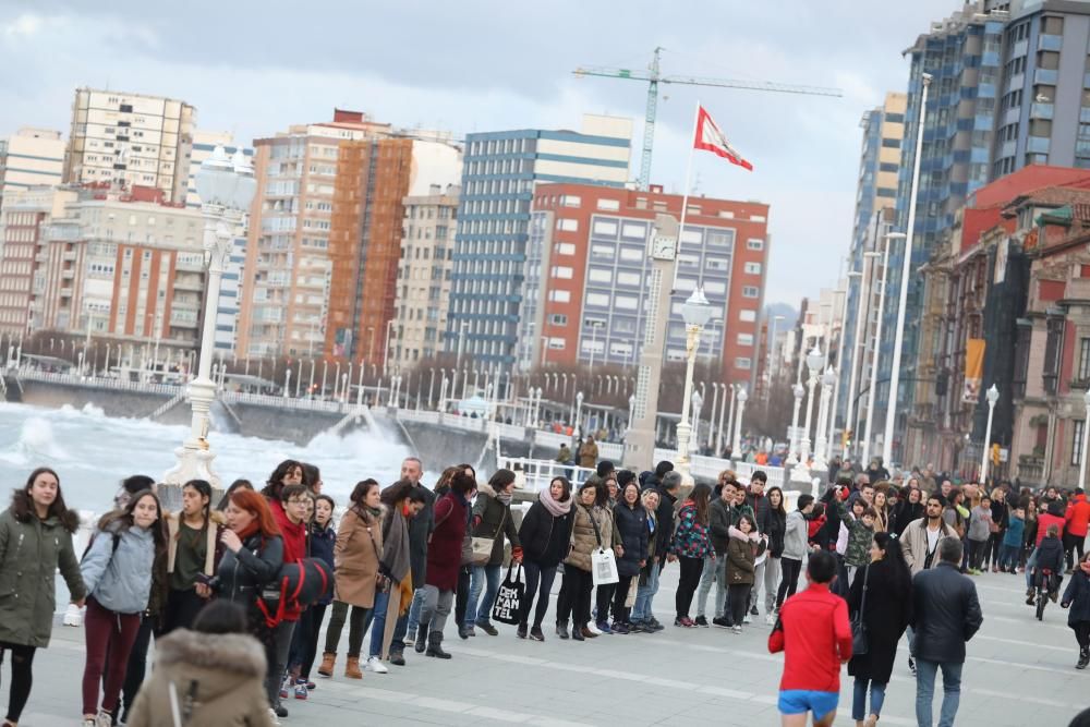 Cadena humana contra el racismo en Gijón.