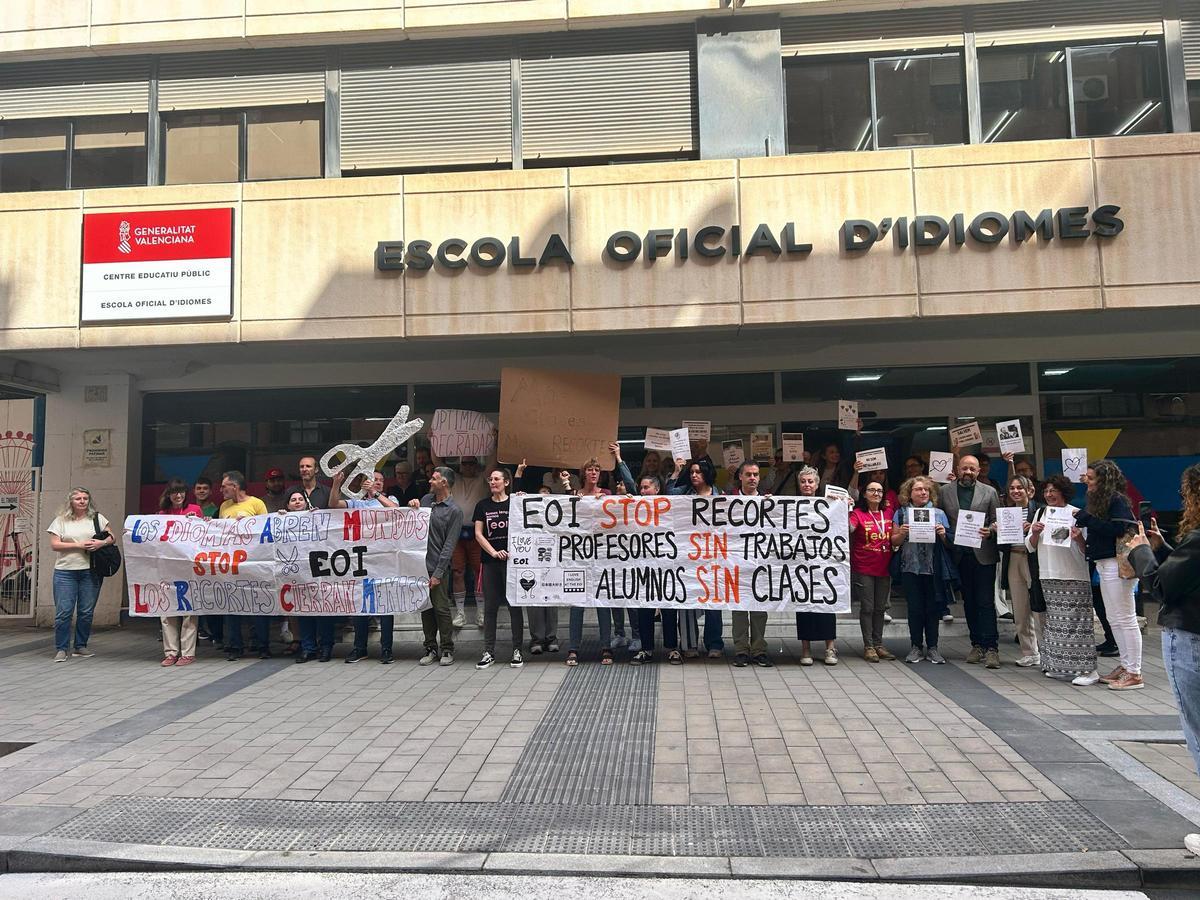 La protesta de profesores y alumnos por los recortes en la EOI de Alicante