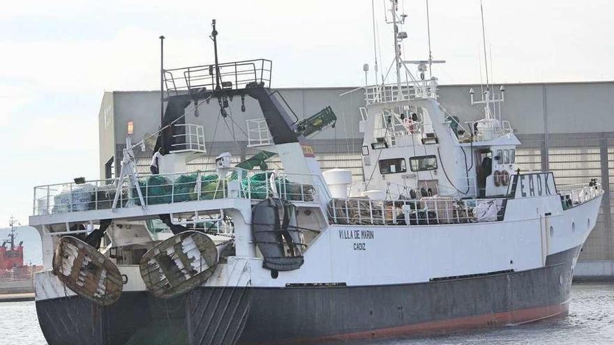 Un buque gallego zarpa de puerto hacia el caladero donde pesca.