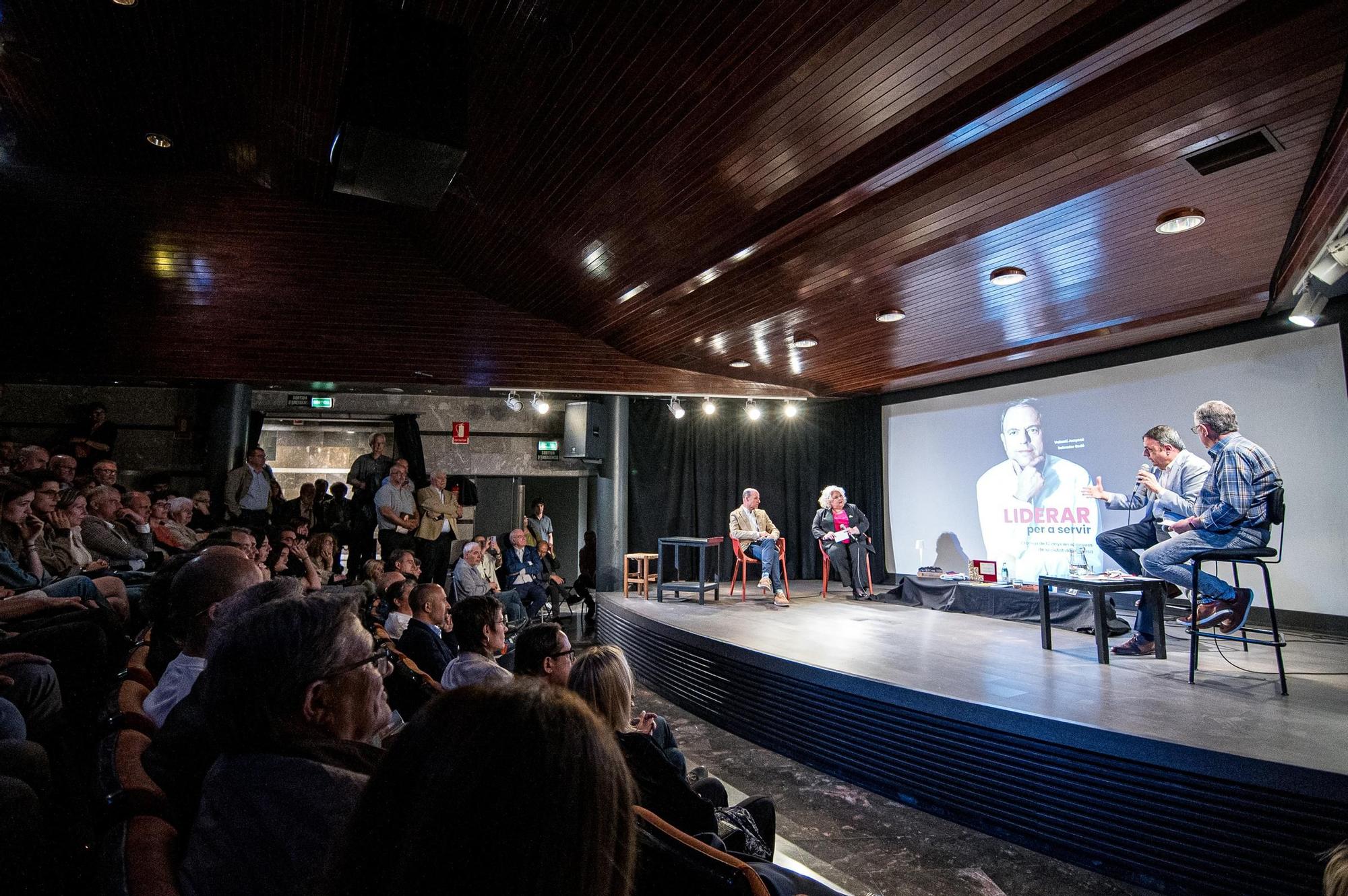 EN IMATGES | Presentació de la biografia política de Valentí Junyent a l'auditori de la Plana d'Om