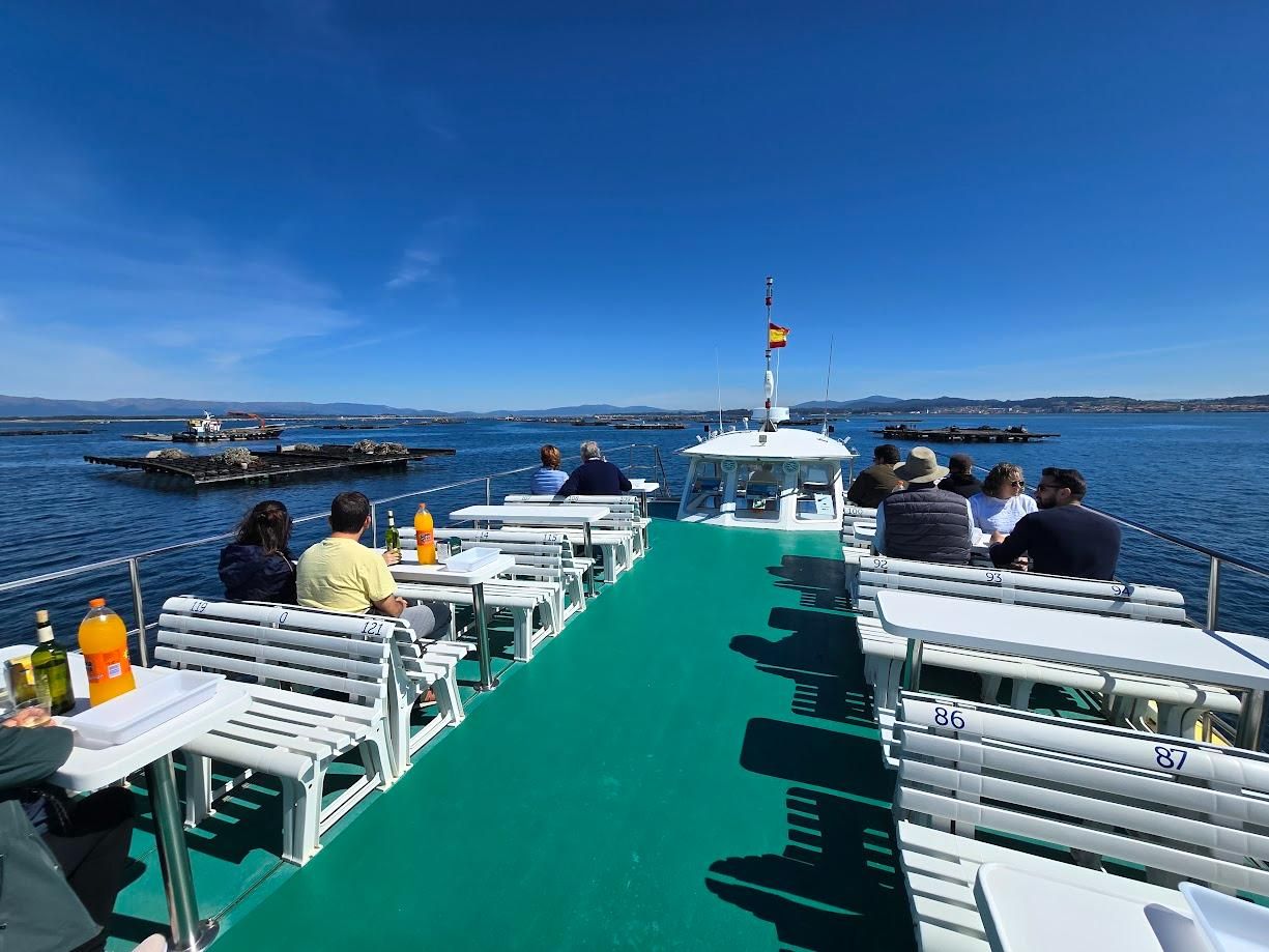 Imagen que deja un viaje por la ría a bordo de un catamarán de Cruceros del Ulla Turimares.