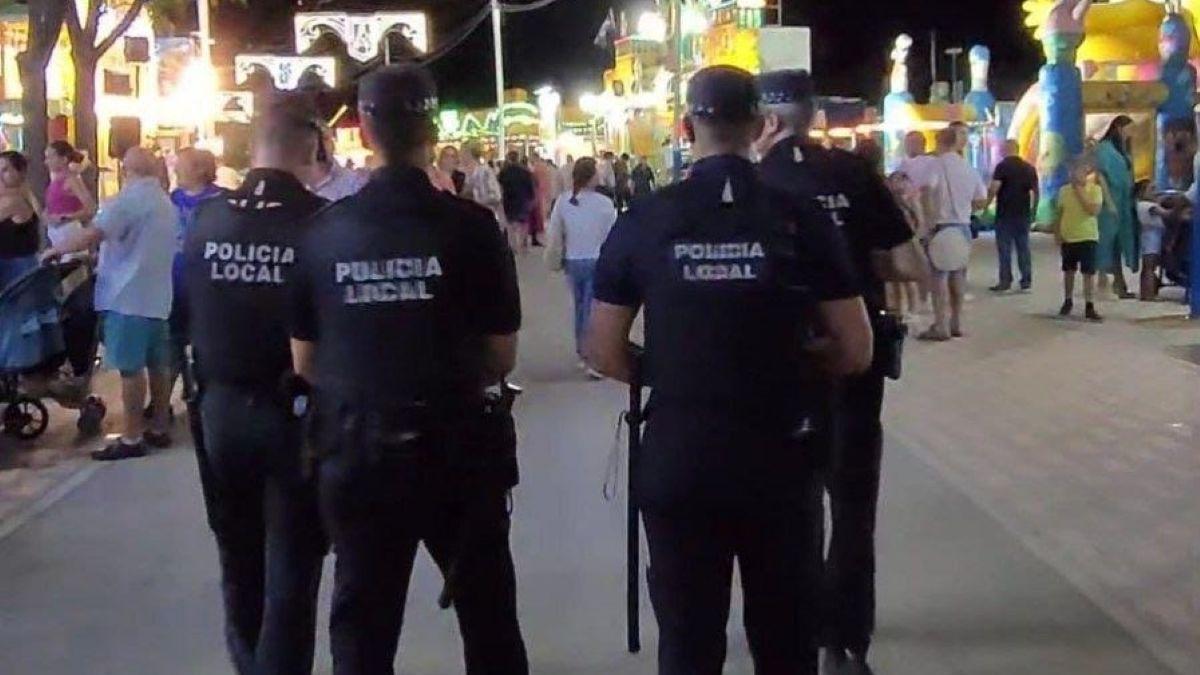 Varios agentes de la Policía Local durante un servicio en la Feria Real.