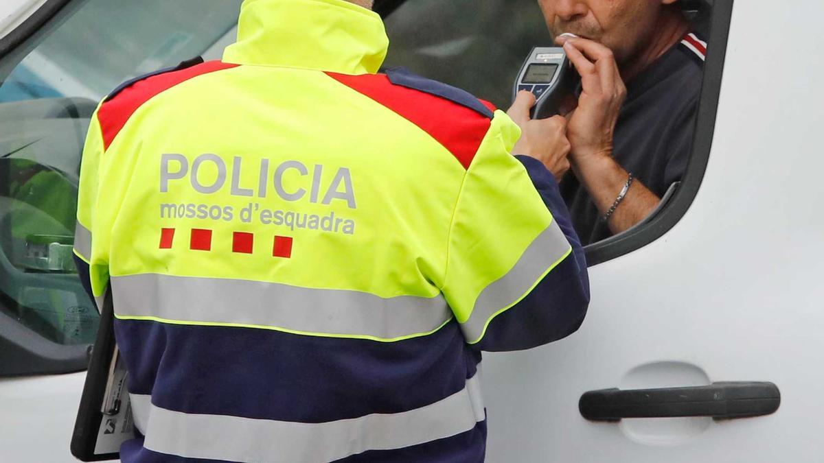 Un agent dels Mossos d'Esquadra realitzant un test d'alcoholèmia, en una imatge d'arxiu.