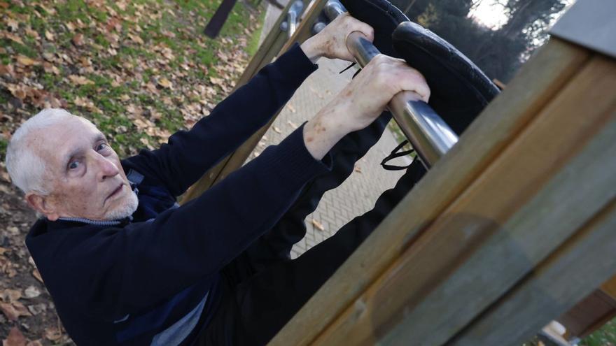 Como Franco viviríamos mejor: el deportista leonés de 90 años que asombra en un parque de Gijón por su flexibilidad y agilidad