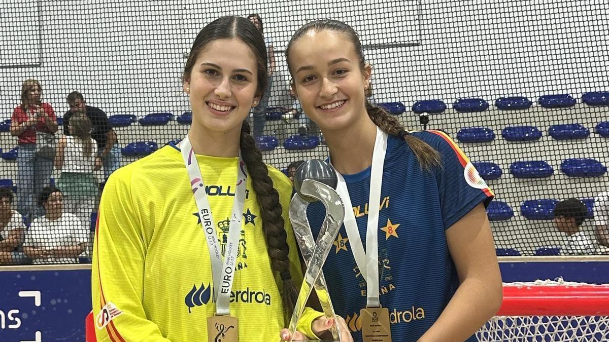 Xana Puigdevall i Mar Vila, amb el trofeu del Campionat d'Europa.