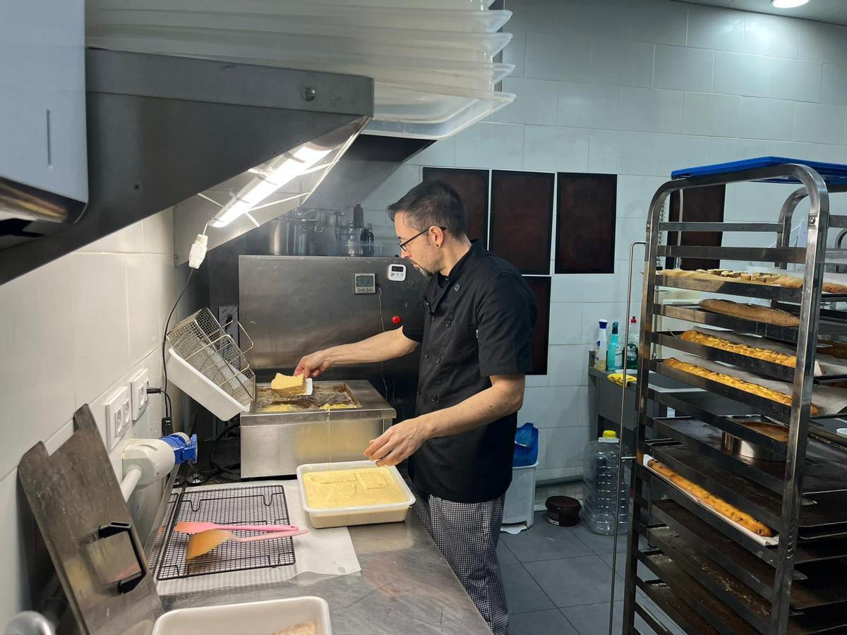 El chef de Arganzuela (Madrid) recomienda freír las torrijas 3 minutos cada lado