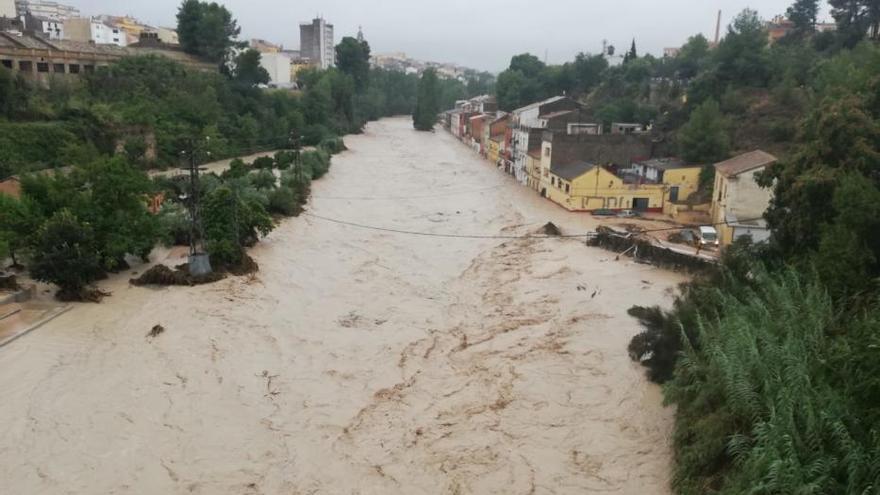 El río Clariano desbordado a su paso por Ontinyent