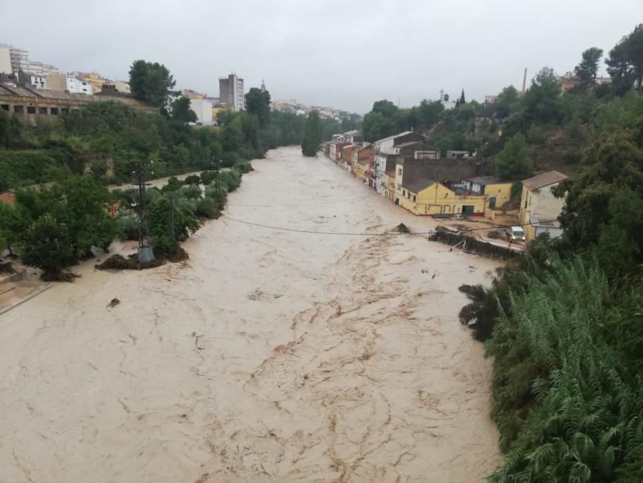 El río Clariano desbordado a su paso por Ontinyent