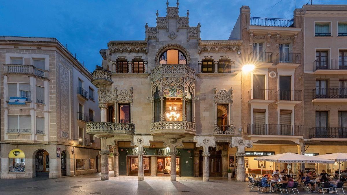 La Casa Navás fue encargada por Joaquim Navás, un próspero comerciante local, al arquitecto Lluís Domènech i Montaner.