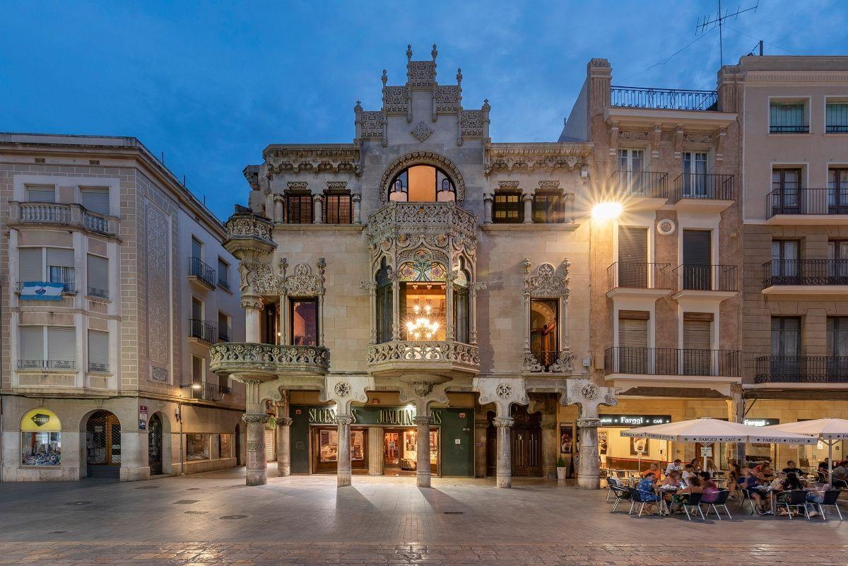 La Casa Navás fue encargada por Joaquim Navás, un próspero comerciante local, al arquitecto Lluís Domènech i Montaner.