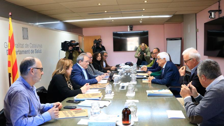 Representants del sindicat Metges de Catalunya i responsables del Departament de Salut, encapçalats pel conseller Manel Balcells, en una reunió per negociar millores en les condicions professionals i assistencials dels facultatius.