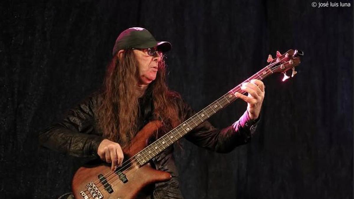 Jimmy Torres, bajista