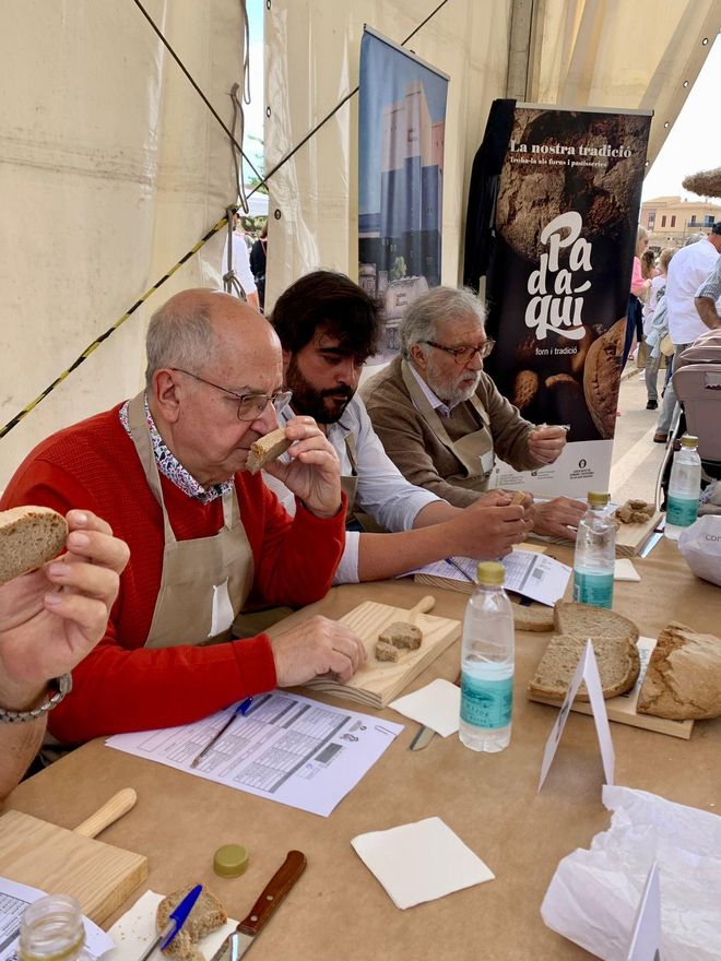 Die Jury bewertet beim Wettbewerb in Campos Pa Morenos unterschiedlicher Bäckereien.