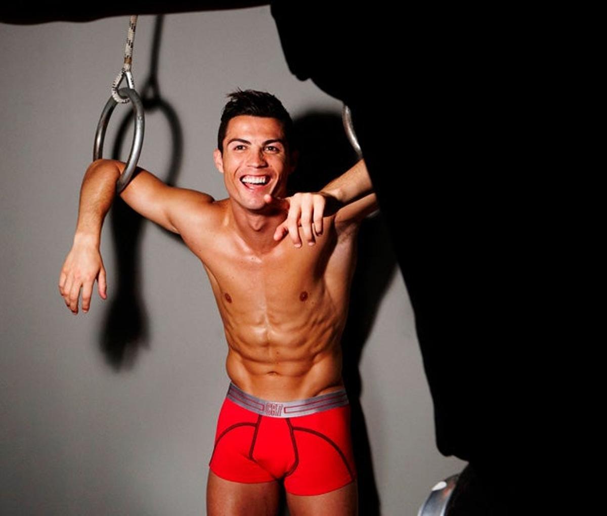Cristiano Ronaldo con unos calzoncillos rojos Cristiano Ronaldo con unos calzoncillos rojos