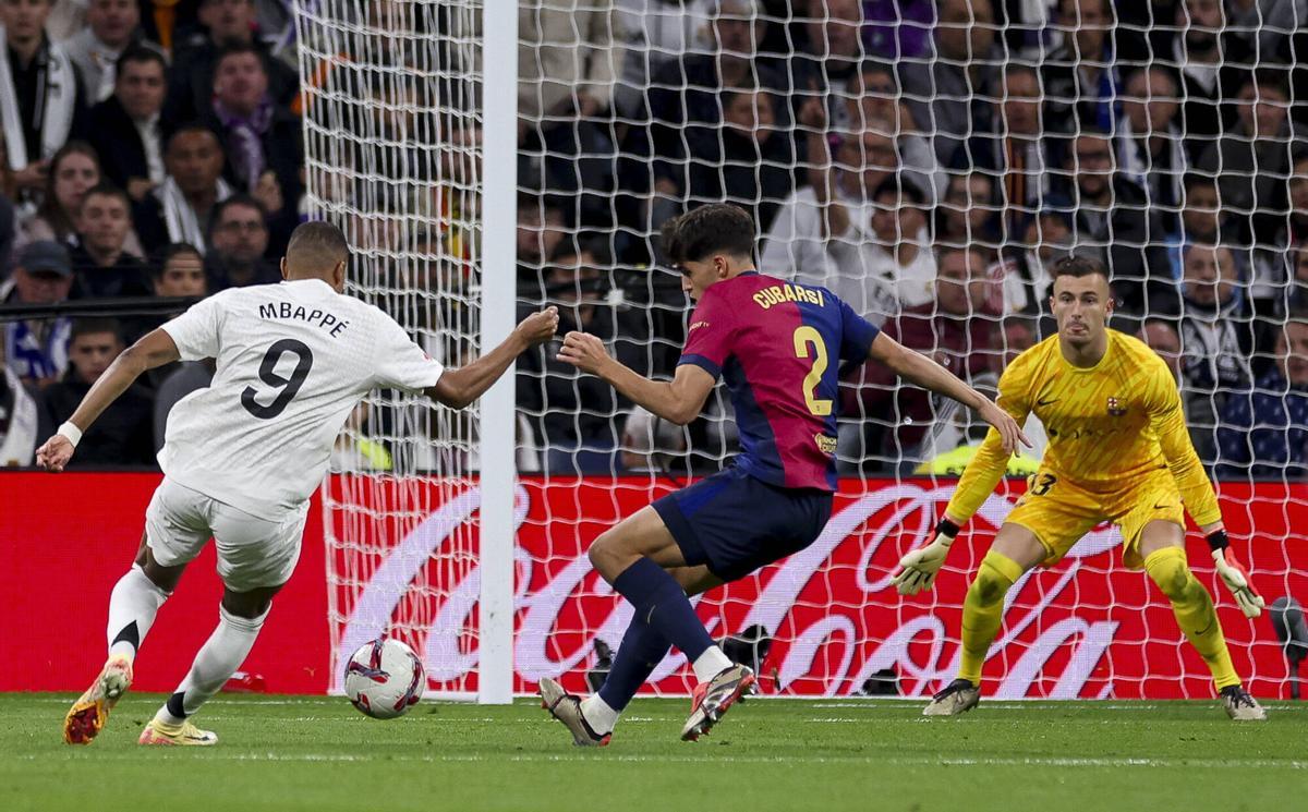 Kylian Mbappé e Iñaki Peña, en el primer Clásico de la temporada pasada