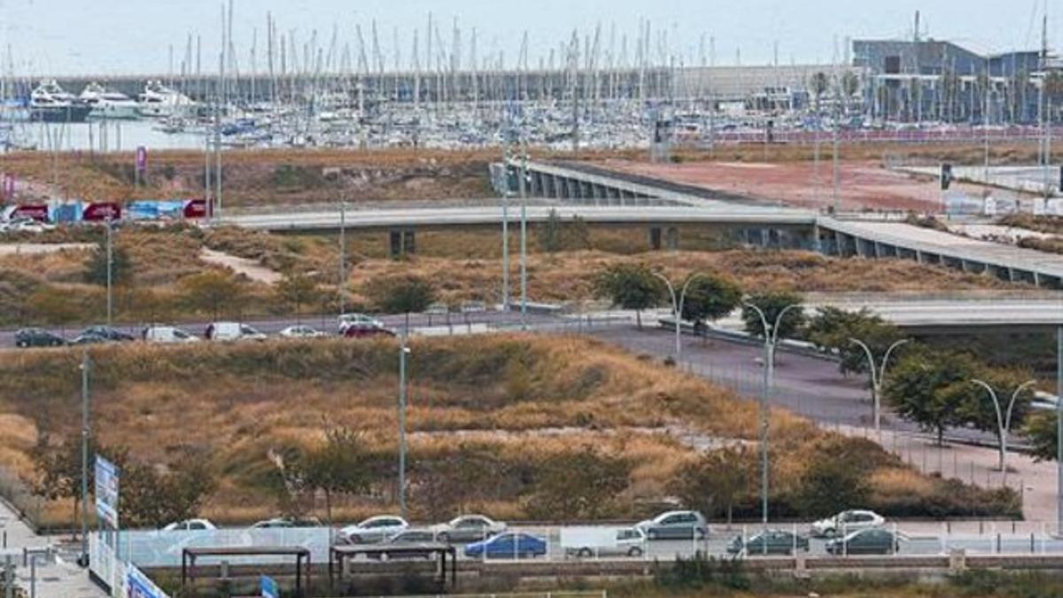 Descampado que rodea el futuro canal de Badalona, ayer.