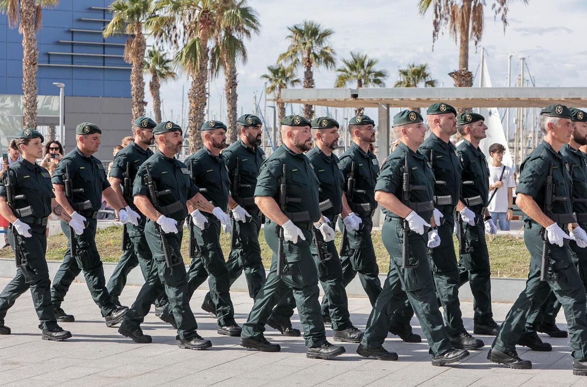 La Guardia Civil de Alicante celebra en el Puerto el día de su Patrona con entrega de condecoraciones