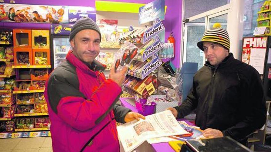 José Antonio González con sus destornilladores, en Pola de Laviana, en el quiosco de Cristian Carbajo.