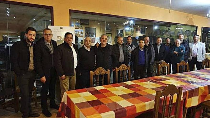 Sumilleres posan con Fernández (cuarto por la izquierda) en la sala de catas de la bodega toresana.