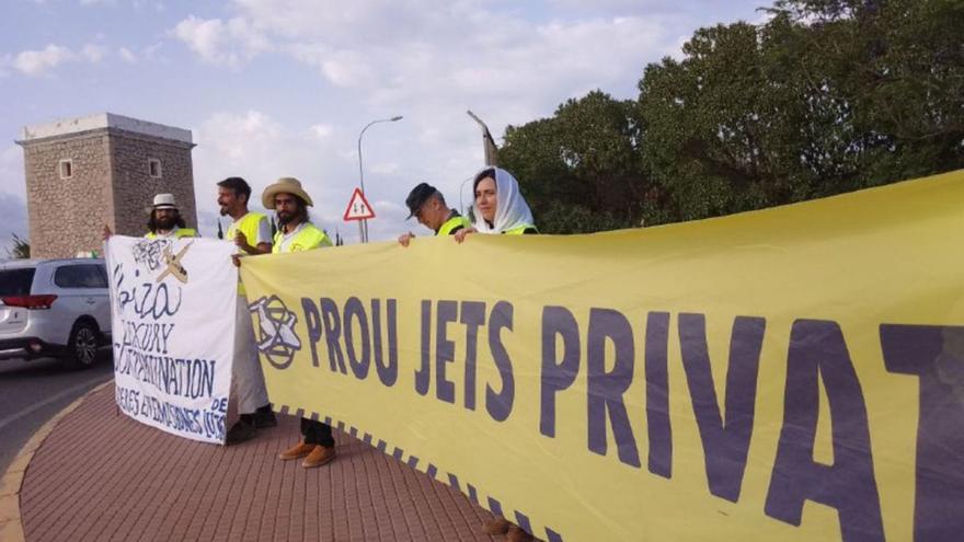 Pancarta contra los jets frente al aeropuerto