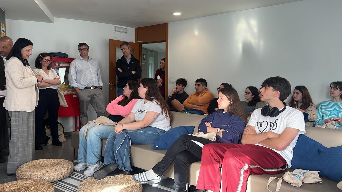 Rubio, durante su visita a la residencia estudiantil del campus.