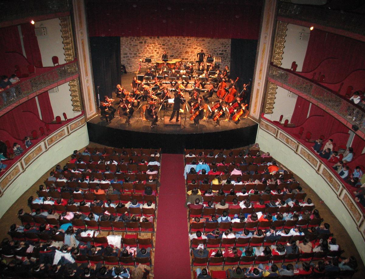 Año 2005. Más de  1.000 escolares disfrutan de la Oex en el Gran Teatro de Cáceres.
