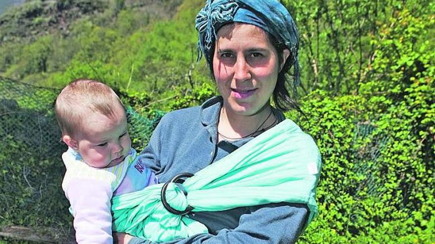 Sureyna Muñiz Cadenas, con su hija Yurema Fadón en Aguanes (Allande).