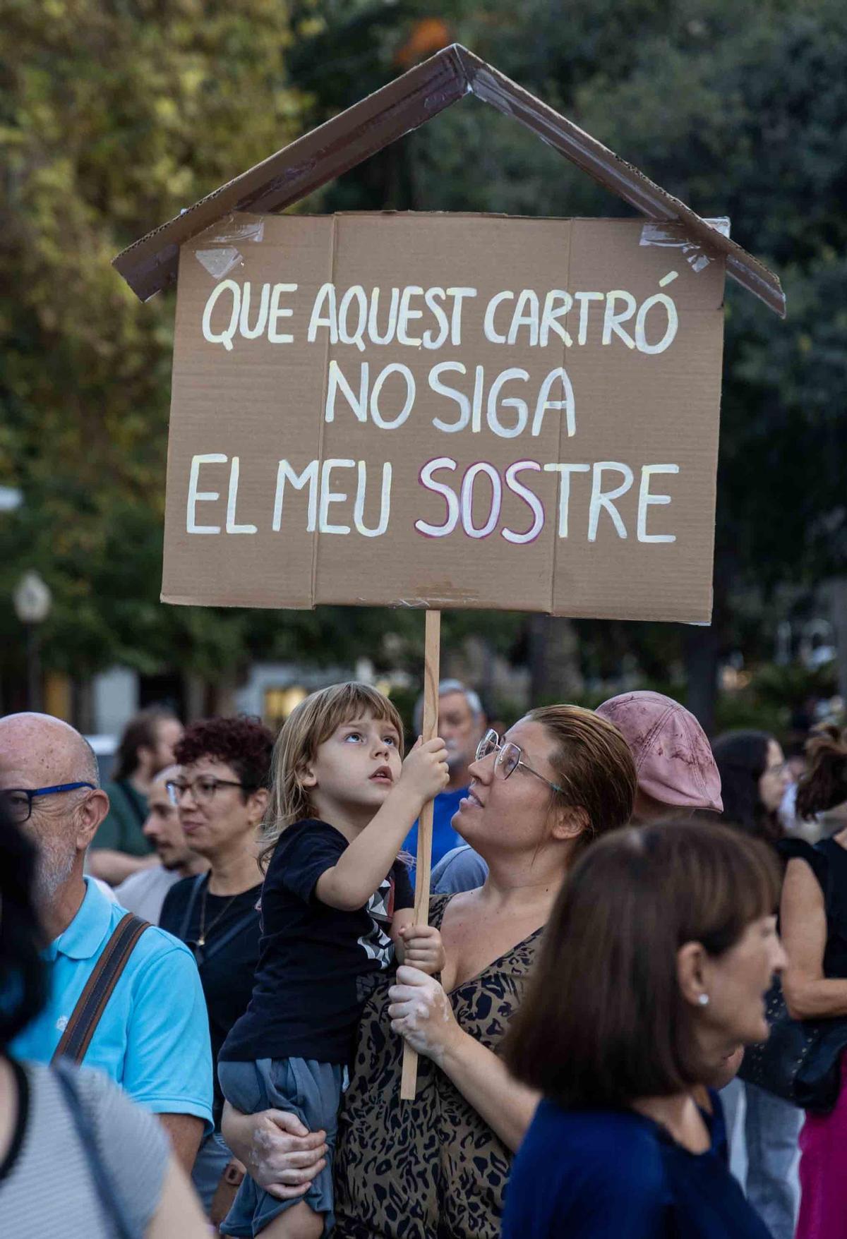 El desahucio de Maricarmen provoca una segunda protesta por el derecho a la vivienda en Alicante