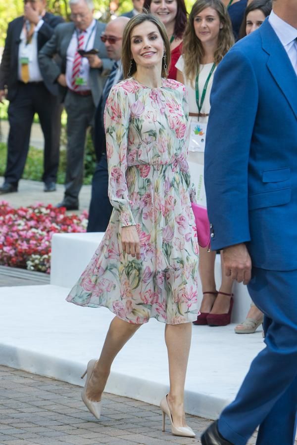 Letizia Ortiz con un vestido de flores y stilettos
