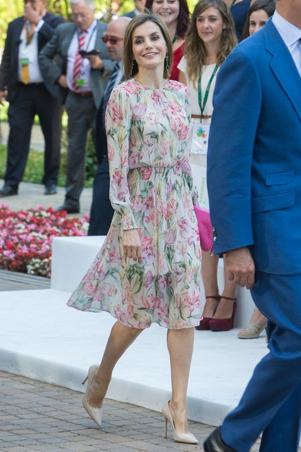 Letizia Ortiz con un vestido de flores y stilettos