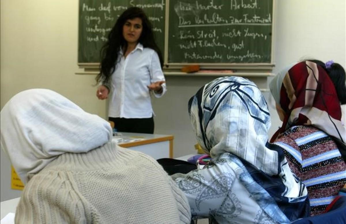 undefined1439406 turkish schoolgirls wearing  headscarves take part in a less161208101158