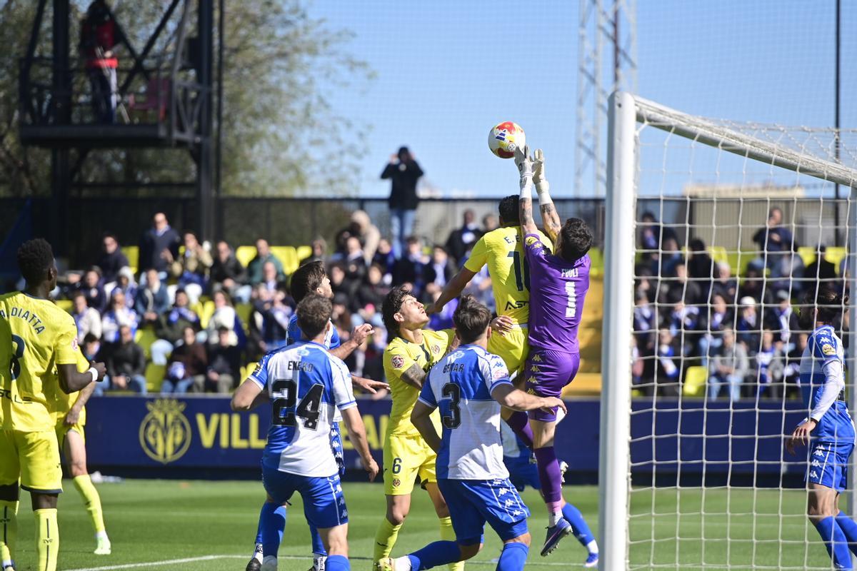 El portero del Sabadell Diego Fuoli evitó el gol del filial amarillo en el minuto 97.