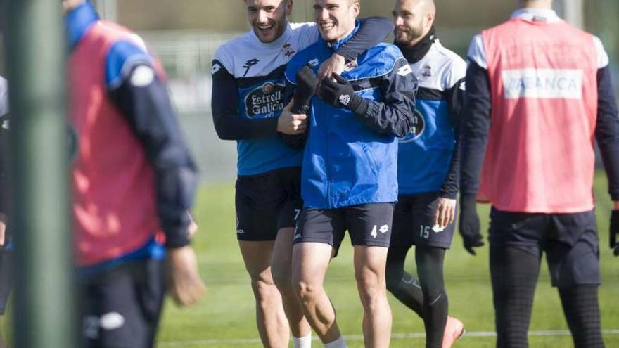 Lucas Pérez y Álex Bergantiños bromean durante el entrenamiento de ayer en Abegondo.