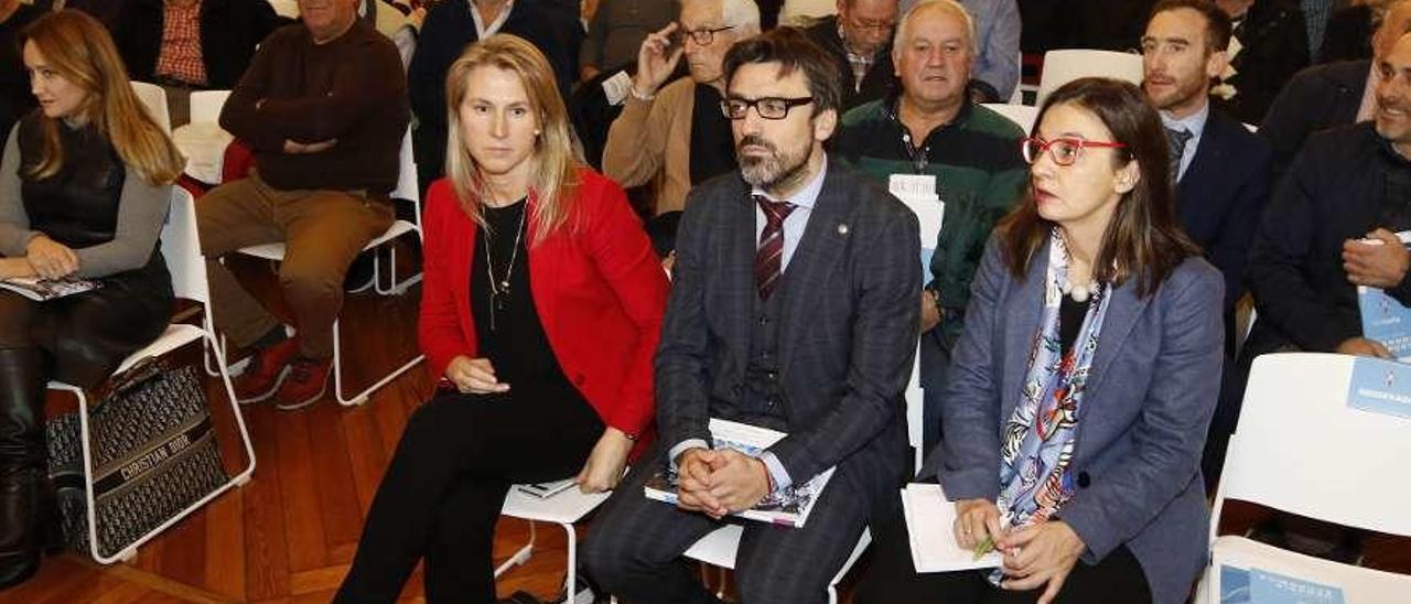 María José Herbón, Carlos Cao y Maruxa Magdalena, poco antes de comenzar la junta. // Alba Villar