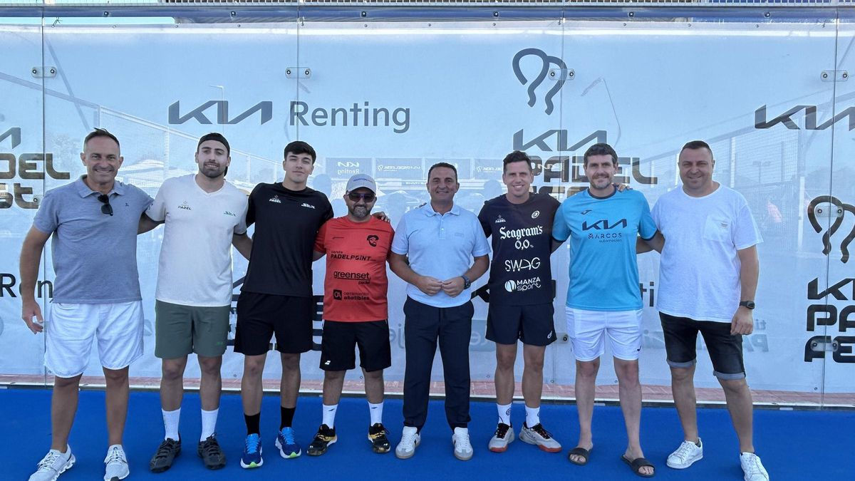 Los jugadores Paquito Navarro y Álex Chozas, junto a Bernabé Cano, alcalde de La Nucía.