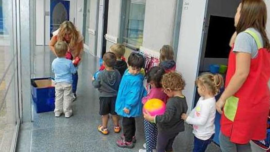 Els infants de la nova escola fent una fila per sortir al pati, ahir