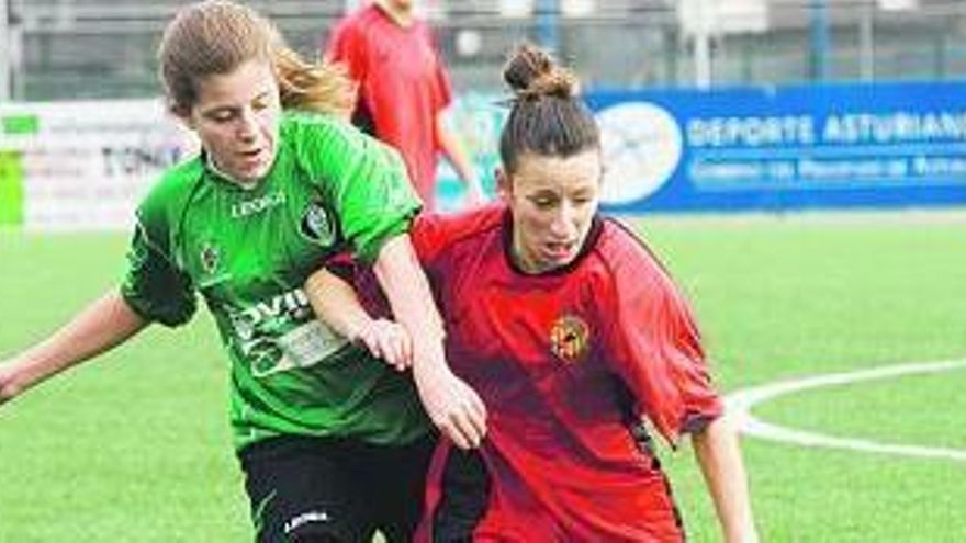 Irene del Río pugna por el balón con una jugadora del Nàstic de Tarragona.