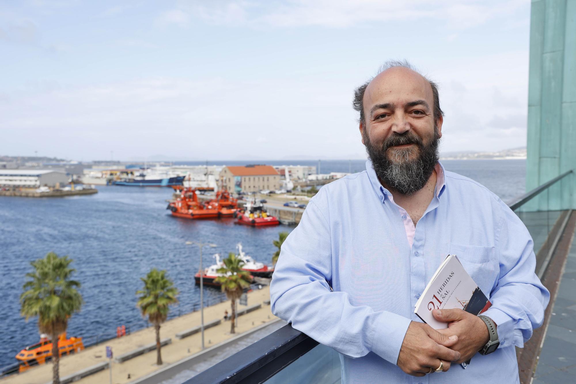 Ricardo, con el puerto de O Berbés al fondo.