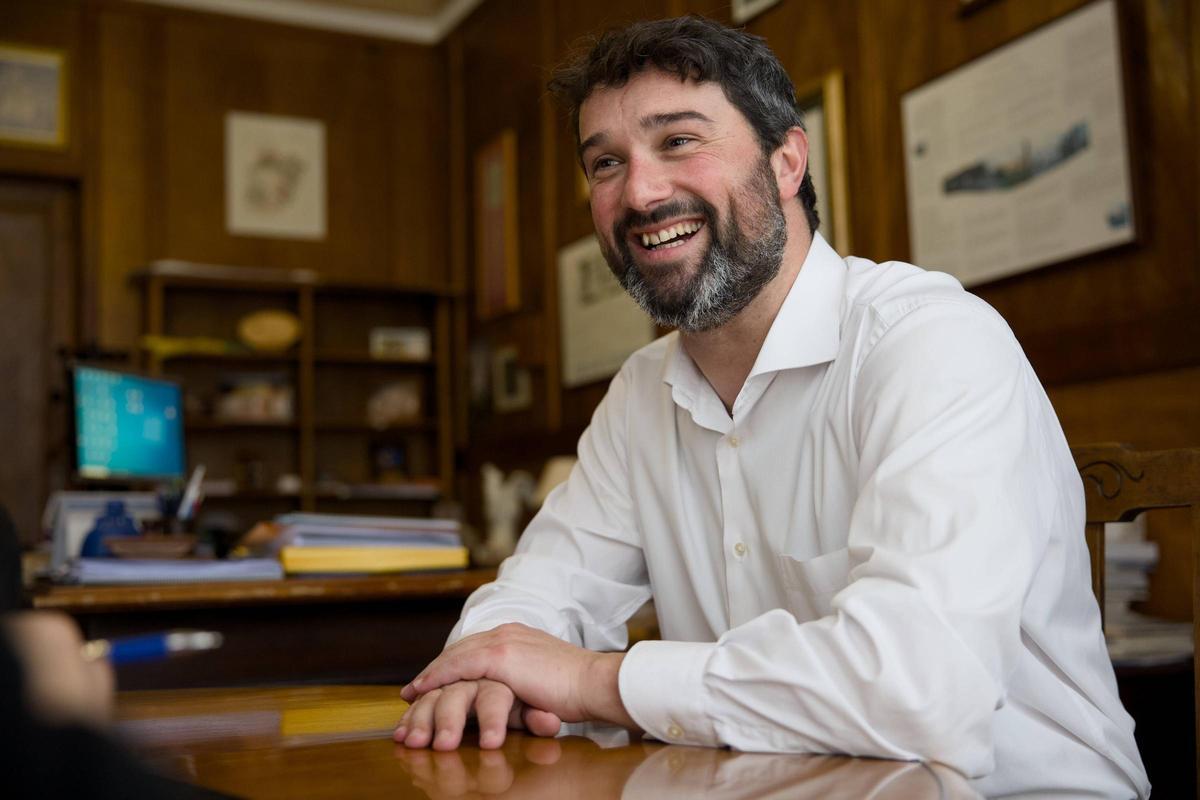 El Alcalde de Valdés, Óscar Pérez, posa con el Ayuntamiento al fondo.