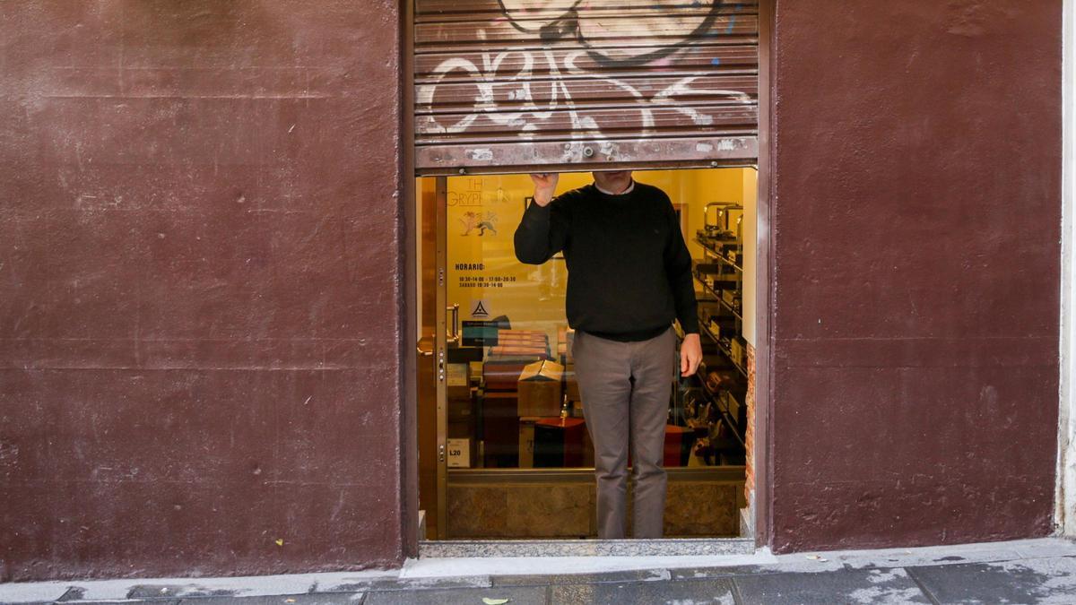 Un autónomo echa el cierre tras una jornada laboral