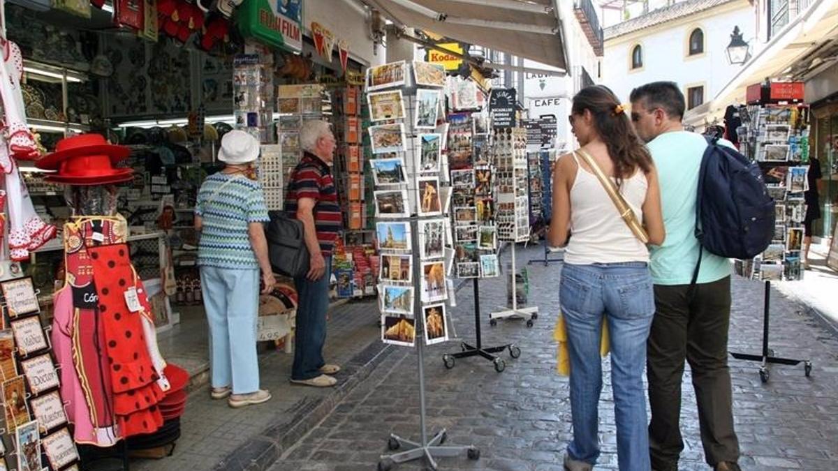 Tusitas pasean por una calle en España.
