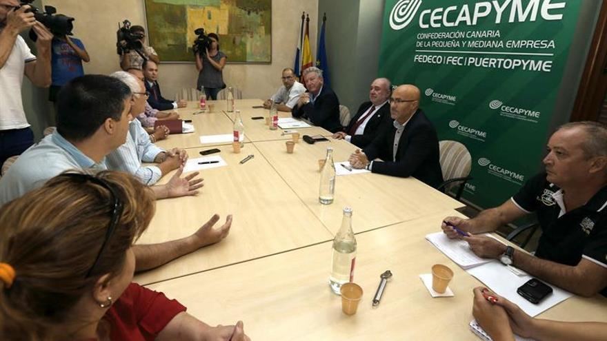 El concejal de Promoción Económica de Las Palmas de Gran Canaria, Pedro Quevedo (2i), se reunió hoy con los presidentes de la patronal de la pequeña y mediana empresa y de la Federación Empresarial de Comercio de Las Palmas, Prudencio Lorenzo (c) y Eugenio Sánchez (2d), respectivamente, así como con representantes de UGT y CCOO, para analizar la regulación de los horarios comerciales en las zonas de gran afluencia turística de la capital.