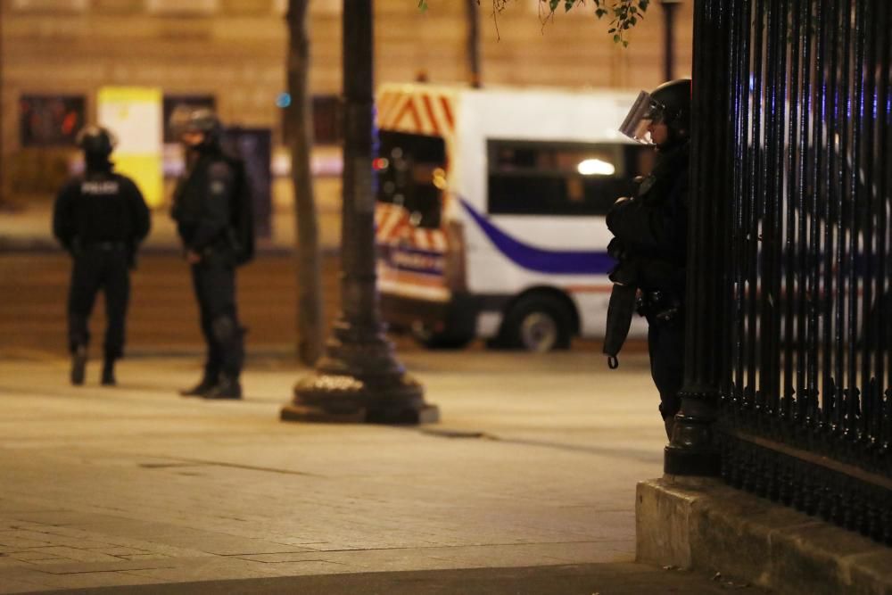 Atentado terrorista en los Campos Elíseos de París.