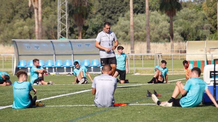 Germán Crespo da instrucciones en un entrenamiento del Córdoba CF.